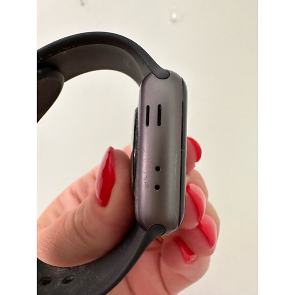 Apple Watch Series 3 38mm Black S/M GPS Fitness Cracked Glass Face Rubber Band - Picture 4 of 7